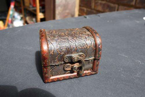 BEAUTIFUL WOODEN BOX WITH ORNAMENTAL FABRIK COVER - 75 X 65 MM - 60 MM HIGH - PLEASE HAVE A LOOK