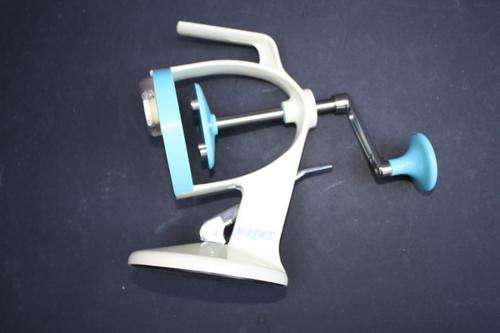 VINTAGE ICEPET - DELUXE ICE SHAVER - MAKES A MOUNTAIN OF SNOW IN A MINUTE - PLEASE HAVE A LOOK