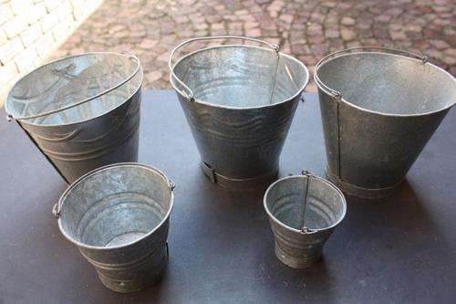 A SELECTION OF VARIOUS SMALL TO MEDIUM TIN BUCKETS - CLEARANCE SALE