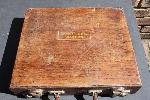 JURGEN 2 HAS:VINTAGE WOODEN MONEY CASH BOX - 335 X 300 MM - 70 MM HIGH - GREEN & GOLD- MOTHWA