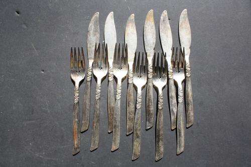 6 SILVER PLATED FISH KNIVES AND FORKES - CONTINENTAL - NO MARKINGS - PLEASE HAVE A LOOK