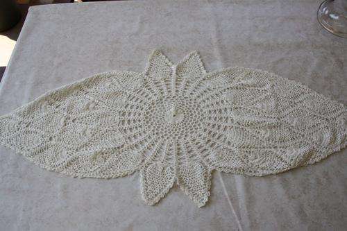 BEAUTIFUL AND UNUSUAL SHAPED DOILY - 870 - 380 MM - PLEASE HAVE A LOOK