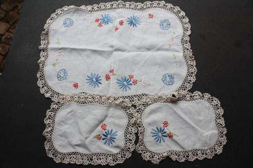 3 EMBROIDERED TABLE MATS - 1 X 400 X 300 - 2 X 220 X 160 MM - PLEASE HAVE A LOOK