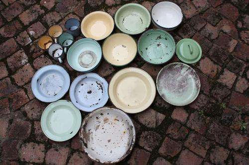 18 VARIOUS ENAMEL ITEMS - PLEASE HAVE A LOOK