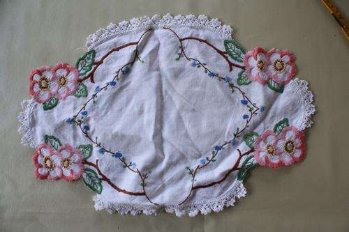 BEAUTIFUL SMALL OVAL TABLE CLOTH - 400 X 260 MM - PLEASE HAVE A LOOK