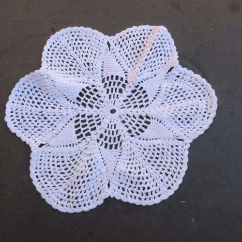 BEAUTIFUL DOILY - 300 MM DIAM. - PLEASE HAVE A LOOK