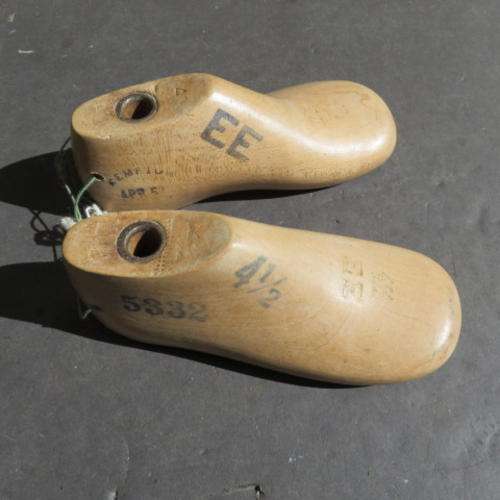 SMALL WOODEN SHOE LASTS - KEMPTON - SIZE 4 1/2 - NO 5332 - PLEASE HAVE A LOOK