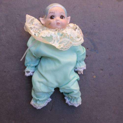 BEAUTIFUL SMALL PORCELAIN CLOWN WITH SOFT BODY - 230 MM - MOPA - P 71/ 95 ?? AT THE NECK