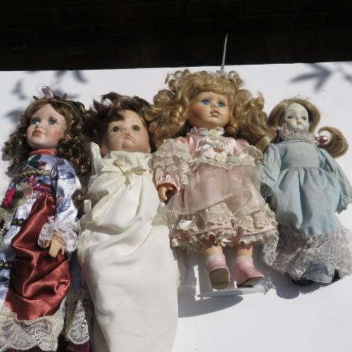 CHRISTMAS IS COMING - 4 BEAUTIFUL PORCELAIN DOLLS - 270 / 300 / 350 AND 400 MM - PLEASE HAVE A LOOK