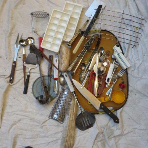 26 VARIOUS KITCHEN OR KITCHEN RELATED ITEMS - PLEASE HAVE A LOOK