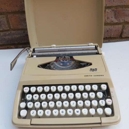 OLD TYPEWRITER - SMITH CORONA - CORSAIR - CANADA