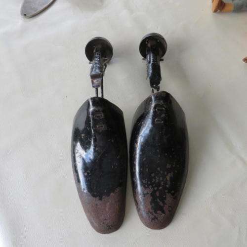 A PAIR OF METAL SHOE STRETCHERS - CUTBERTS