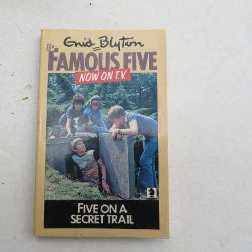 ENID BLYTON - THE FAMOUS FIVE - FIVE ON A SECRET TRAIL - 1982
