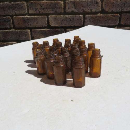 21 SMALL OCTAGONAL BROWN GLASS BOTTLES - 60 MM HIGH - USAGE EXTERN - UITWENDIG GEBRUI