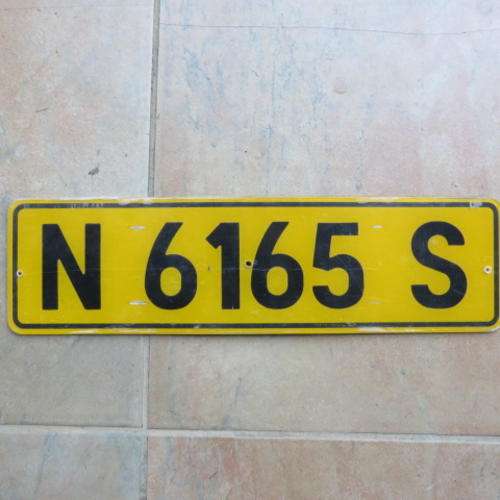 OLD SINGLE PLASTIC NUMBER PLATE - N 6165 S