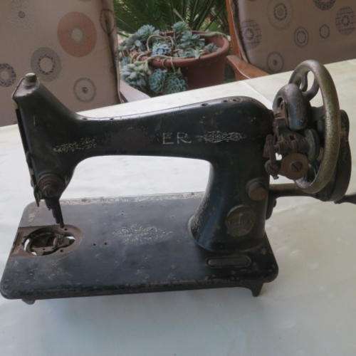 OLD SINGER SEWING MACHINE - NO.Y3782996 - AS A COLLECTORS OR DISPLAY ITEM ONLY - NOT WORKING