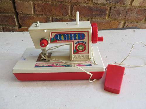 SMALL PLASTIC HAND AND BATTERY OPERATED TOY SEWING MACHINE - NEEDS ATTENTION TO THE LOOSE CABLES!!!