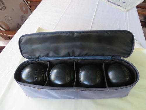 A SET OF HENSELITE BALLS - SIZE 5 - SUPER GRIP - IN HENSELITE BAG - AS PER SCAN