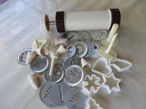 PLASTIC COOKIE / ICING PRESS WITH 28 ATTACHMENTS AND 5 CUTTERS - AS PER SCAN