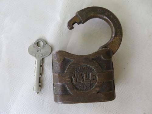 OLD YALE PADLOCK  - ENGLAND - KEY NO. NF 142