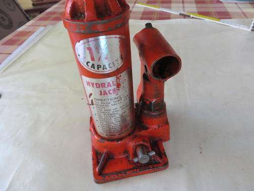 HYDRAULIC JACK - UP TO 1.5 TONS - HANDLE IS MISSING - AS PER SCAN