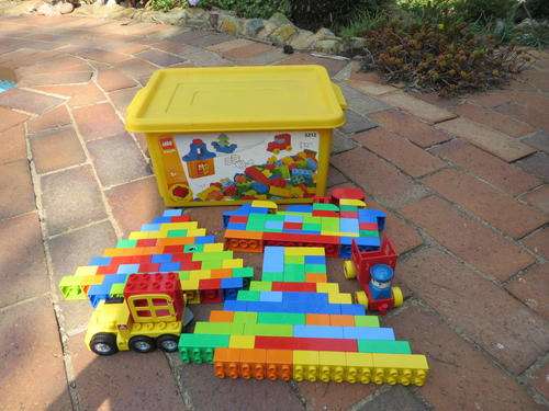 134 LEGO BASIC BRICKS IN LEGO BOX - AS PER SCAN