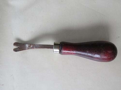 SMALL NAIL PULLER WITH WOODEN HANDLE - 160 MM - AS PER SCAN