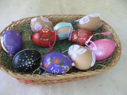EASTER BASKET WITH NINE EGGS AND ONE CANDLE - AS PER SCAN