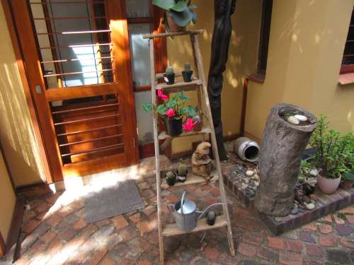 1.40 m HIGH WOODEN STEP LADDER - NICE DISPLAY ITEM FOR GARDEN OR BATHROOM -AS PER SCAN