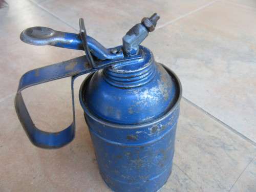 OLD BLUE OIL CAN - 100 MM DIAM. - 145 MM HIGH - NO NOZZLE EXTENSION - AS PER SCAN