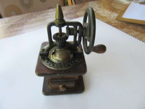 VINTAGE ORNATE COFFEE GRINDER - 80 X 80 MM X 65 MM - 150 MM TO THE TOP - AS PER SCAN