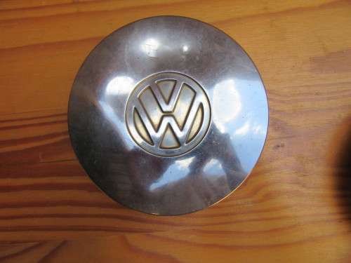 SMALL VOLKSWAGEN HUB CAP - APPR. 140 MM DIAM. AT THE RIM - AS PER SCAN