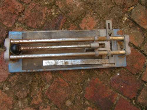 OLD AND RUSTY TILE CUTTER - AS PER SCAN