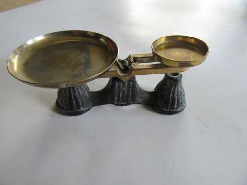 SMALL METAL SCALE - APPR. 90 MM - 35 MM HIGH - AS PER SCAN