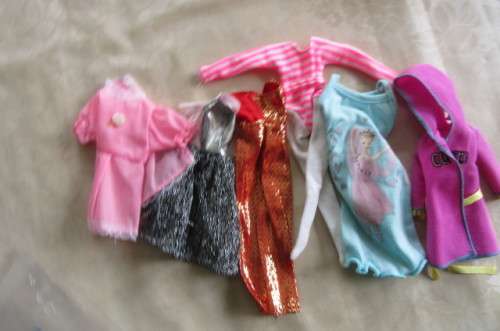6 VARIOUS DOLLS CLOTHING - ASER SCAN
