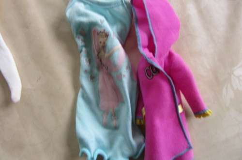 6 VARIOUS DOLLS CLOTHING - ASER SCAN