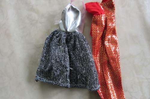 6 VARIOUS DOLLS CLOTHING - ASER SCAN