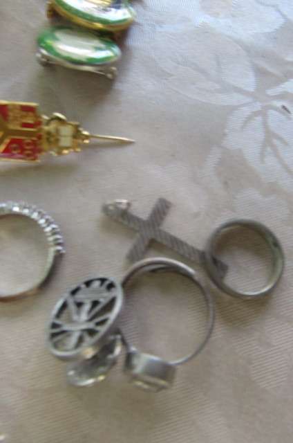 LUCKY DIP - SMALL BASKET FULL OF UNCHECKED JEWELLERY - FINDS POSSIBLE- 60 ITEMS - BID PER ITEM