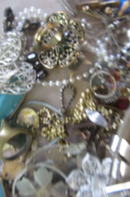 LUCKY DIP - SMALL BASKET FULL OF UNCHECKED JEWELLERY - FINDS POSSIBLE- 60 ITEMS - BID PER ITEM