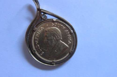 CHRISTMAS IS COMINGBEAUTIFUL FRAMED 1/4 KRUGER RAND - 1983 WITH UNKNOWN STONE - 11.2.G - AS PER SCAN