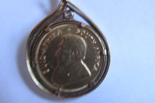 CHRISTMAS IS COMINGBEAUTIFUL FRAMED 1/4 KRUGER RAND - 1983 WITH UNKNOWN STONE - 11.2.G - AS PER SCAN