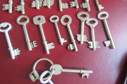 17 VARIOUS OLD  KEYS - K5 - BID PER ITEM
