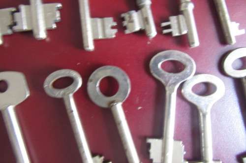 17 VARIOUS OLD  KEYS - K5 - BID PER ITEM