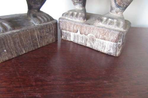 TWO BEAUTIFUL CARVED WODEN ETHNIC CARVINGS - ASIAN - APPR. 78 AND 85 MM HIGH -