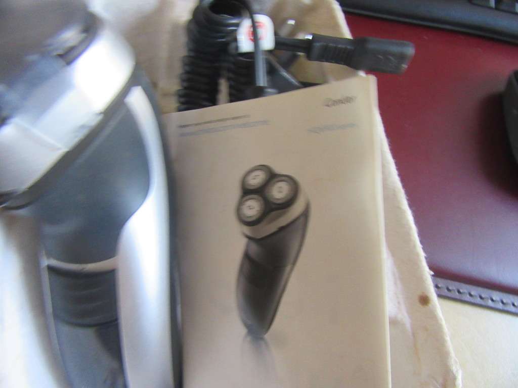OLD PHLIPS ELECTRIC RAZOR - CONDOR - HQ6900SERIES - AS PER SCAN - WORKING - BC