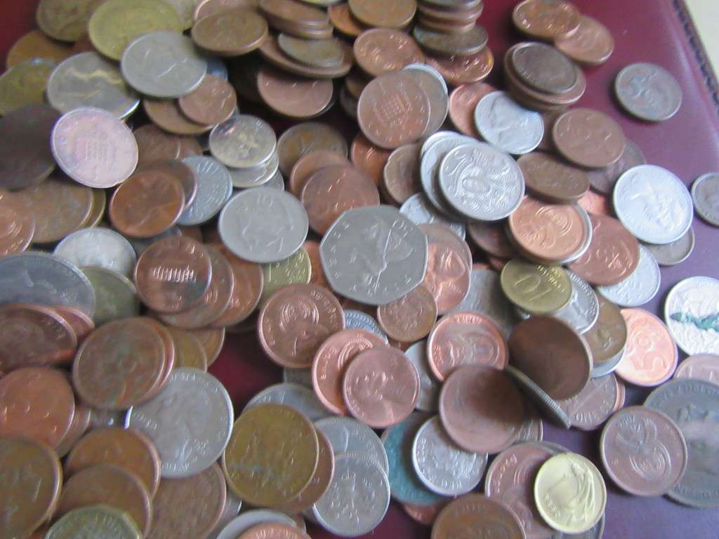 BARGAIN BOX - 250 UNSORTED COINS - GOOD START FOR A BEGINNER  - C3