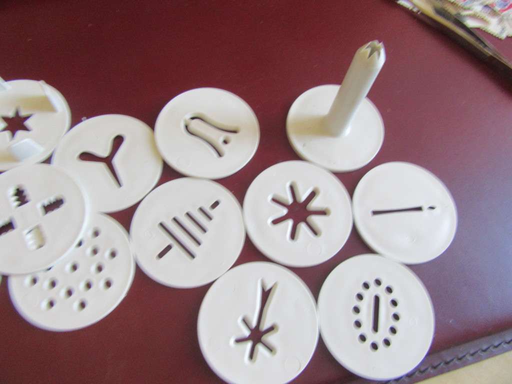 HARD PLASIC COOKIE PRESS/ICING GUNWITH 12 ATTACHMENTS - AS PER SCAN AND DESCRIPTION