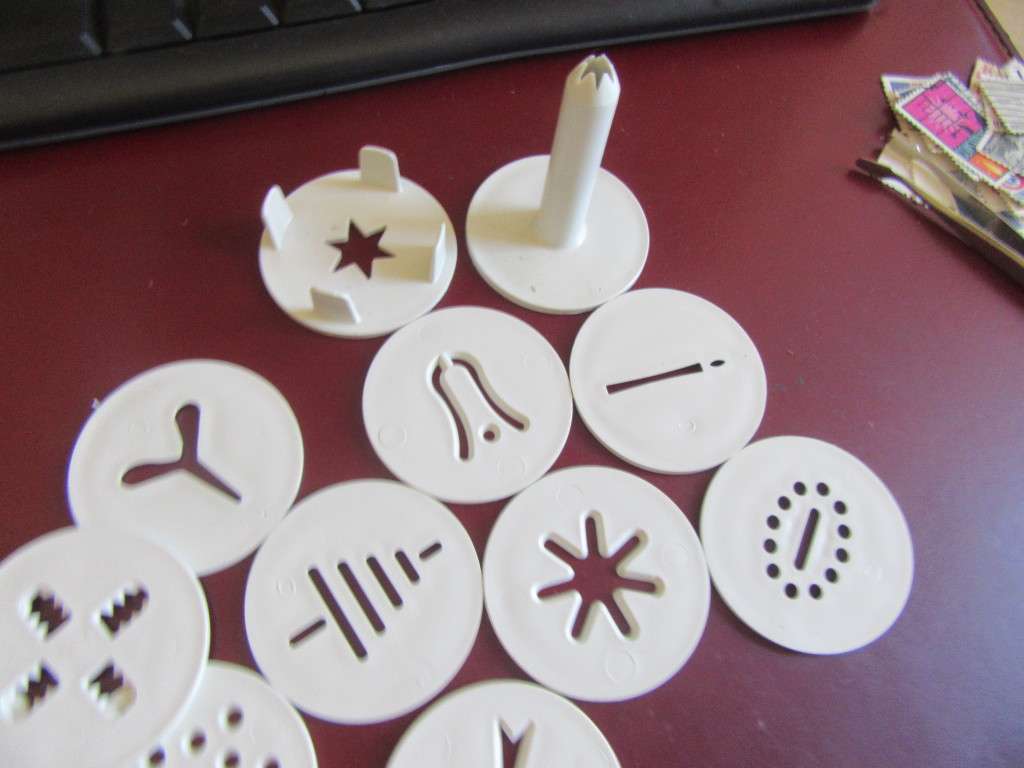 HARD PLASIC COOKIE PRESS/ICING GUNWITH 12 ATTACHMENTS - AS PER SCAN AND DESCRIPTION