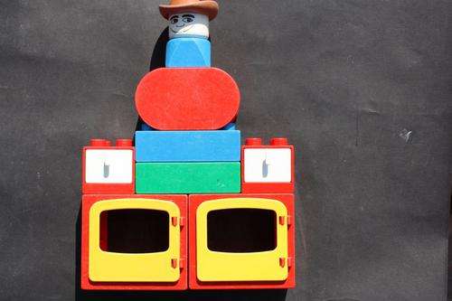 DUPLO -8 BLOCKS  OR FIGURES
