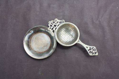 SMALL SILVERPLATED TEA SIEVE - ENGLAND
